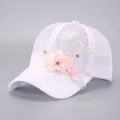 Detailopname van roze kanten baseballpet met lovertjes en 3D-bloemdecoraties - Lavendel Lovertjes Bloem