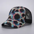 Detail der Sonnenblumen-Baseballkappe mit atmungsaktivem schwarzem Netz und gebogenem Rand - Schwarzes Netz Mehrfarbig Sonnenblume Druck (12# Farbe)