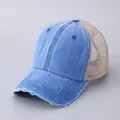Detail der Trucker-Mütze aus Jeansstoff mit atmungsaktivem Mesh und ausgefranstem Schirm - Verstellbar / Königsblau