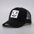Cappellino trucker nero classico con patch smiley ricamata e retro in rete traspirante - Regolabile / Nero con Bianco Espressione Divertente