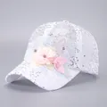 Detail van witte kant baseballpet met zilveren pailletten en 3D-bloemen decoratie - Zilveren Lovertjes Bloem