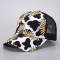 Detail der Trucker-Mütze mit Sonnenblumen- und Kuhmuster und schwarzem Netzrücken - Kuhdruck Sonnenblume Spleiß (13# Farbe)