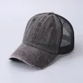 Detail der Distressed-Trucker-Cap aus gewaschenem Denim mit atmungsaktivem schwarzem Netz - Verstellbar / Schwarz