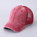 Detail der abgenutzten Krempe und des atmungsaktiven Netzes der roten Trucker-Mütze - Verstellbar / Burgunderrot