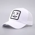 Cappello trucker bianco in mesh con patch smiley minimalista e visiera curva per esterni - Regolabile / Bianco Espressione Divertente