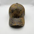 Detailaufnahme der klassischen Baseballkappe mit Leopardenmuster und Golddruck-Textur - Verstellbar / Großer Leopard - Braun