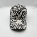 Nahaufnahme einer klassischen Baseballkappe mit schwarz-weißem Leopardenmuster und Glanz - Verstellbar / Großer Leopard - Naturweiß