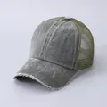 Detail der Trucker-Mütze aus grauem Denim mit olivgrünem Netz und ausgefranster Krempe - Verstellbar / Dunkelgrün