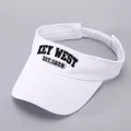 Dettaglio del ricamo Key West sulla visiera di un cappello da sole bianco per l'estate - Regolabile / Bianco-KEY WEST