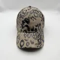 Detailansicht des Leopardenmusters und der wildlederartigen Textur dieser Baseballkappe - Verstellbar / Großer Leopard - Khaki