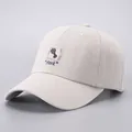 Dettaglio di un cappello da baseball in cotone minimalista con toppa in tessuto fork - Regolabile / Grigio Chiaro Forchetta