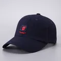 Dettaglio cappellino da baseball in cotone blu navy con ricamo rosso e cuciture sulla visiera - Regolabile / Blu Marino Secchio