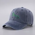 Berretto da baseball in denim blu lavato con ricamo di lucertola verde e visiera curva - Regolabile / Lucertola ricamata navy