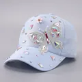 Berretto azzurro con strass colorati, toppa a farfalla e dettaglio di un fiore rosa - Regolabile / Farfalla Iridescente Blu Chiaro