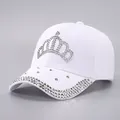 Cappellino da baseball in cotone bianco con corona di strass e borchie in argento - Regolabile / Bianco Corona di Strass