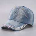 Berretto da baseball in denim con motivo ragnatela di strass e borchie argentate - Regolabile / Blu Chiaro con Ragnatela di Strass