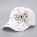 Weiße Baseballkappe mit schillernden Strasssteinen und großem Kristall-Schmetterling - Verstellbar / Weiß Irisierender Schmetterling