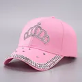 Dettaglio della corona di strass argento su un cappello da baseball rosa - Regolabile / Corona di Strass Rosa