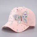 Dettaglio del cappellino rosa con farfalla di strass e decorazioni con pietre preziose - Regolabile / Farfalla colorata rosa