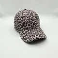 Nahaufnahme des hochwertigen rosa Leopardenmusters auf der gebogenen Baseballkappe Textur - Verstellbar / Kleiner Leopard - Blassrosa