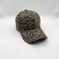 Detailansicht des klassischen Leopardenmusters und des Knopfes dieser modischen Kappe - Verstellbar / Kleiner Leopard - Dunkelgrün