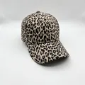 Detailaufnahme der weichen Textur und des klassischen Leopardenmusters auf der Baseballkappe - Verstellbar / Kleiner Leopard - Khaki