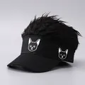 Dettaglio della visiera nera con parrucca sintetica e ricamo a forma di gatto - Ricamo Cucciolo / Parrucca Nera