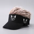 Dettaglio del cappello a visiera con parrucca marrone chiaro e ricamo a forma di gatto - Ricamo Cucciolo / Parrucca Marrone