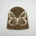 Dettaglio del motivo jacquard a farfalla e texture soffice sul berretto marrone - Taglia unica / Farfalla Cachi