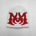 Dettaglio del berretto bianco in finta pelliccia con motivo jacquard MM rosso morbido - Taglia unica / Bianco M Grande