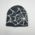 Détail du bonnet en peluche gris avec motif toile d'araignée blanche et texture douce - Taille unique / Gris Foncé Toile d'Araignée