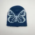 Dettaglio della trama in peluche di un berretto blu navy con jacquard a farfalla grande - Taglia unica / Farfalla Blu Scuro