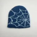 Détail du bonnet en tricot bleu avec motif jacquard de toile d'araignée blanche - Taille unique / Bleu Foncé Toile d'Araignée