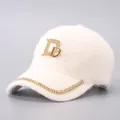 Cremefarbene Nerzsamt-Baseballkappe mit Strass-Doppel-D-Logo und funkelnder Krempenverzierung - Verstellbar / Cremeweiß Strass Doppel D