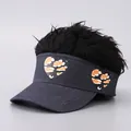 Dettaglio del cappello parrucca in denim blu con capelli neri e toppa a cuore leopardata - Cuore / Parrucca Nera