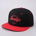 Brooklyn snapback καπέλο με ίσιο γείσο σε μαύρο και κόκκινο χρώμα με 3D κέντημα - Ρυθμιζόμενο / Μαύρο Κόκκινο Αντίθεση Brooklyn