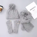 Detalle del conjunto de invierno de punto gris con trenzado y guantes táctiles cálidos - Gris