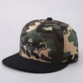 Λεπτομέρεια κεντήματος Brooklyn σε καπέλο snapback με επίπεδο γείσο και παραλλαγή - Ρυθμιζόμενο / Παραλλαγή Μαύρο Γείσο Brooklyn