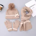Gedetailleerde flat lay van de kaki wintergebreide set met muts, sjaal en handschoenen - Khaki Strik