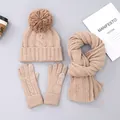 Textura detallada del tejido del conjunto de gorro bufanda y guantes con pompón suave - Caqui