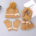 Detail van gembergeel gebreide winterset met pomponmuts, sjaal en touchscreen handschoenen - Gember Strik