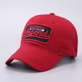 Berretto da baseball in cotone rosso con ricamo 3D CALIFORNIA LEGEND da una vista a 45 gradi - Regolabile / Rosso Legend Ricamo
