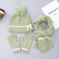 Detail van mintgroene winterse breiset met roze streeppatroon en bonten pompon - Muntgroen Strik