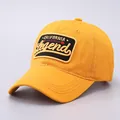 Dettaglio del ricamo 3D CALIFORNIA Legend su un berretto da baseball in cotone giallo - Regolabile / Giallo Legend Ricamo