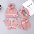 Detail van roze gebreide handschoenen met touchscreen-tips en bijpassende sjaalstrik - Roze Strik