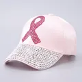 Detailansicht der rosa Satin-Baseballkappe mit Strass-Schleife und besetzter Krempe - Satin / Rosa