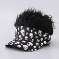Detail der schwarzen Kappe mit Totenkopfmuster und flauschigem Perückeneffekt oben - Totenkopf Druck / Schwarze Perücke