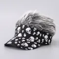 Lustiger Visierhut mit grauer Perücke und Totenkopfmuster im kreativen Punk-Stil - Totenkopf Druck / Graue Perücke