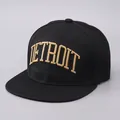 Schwarze Snapback-Cap mit flachem Schirm und goldener Detroit-Bestickung im 3D-Look - Verstellbar / Einfarbig Schwarz Bestickter Goldener Buchstabe
