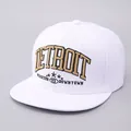 Detail der Detroit-Stickerei und Sternenmuster auf weißer Flat Brim Snapback-Cap - Verstellbar / Weiß Bestickter Goldener Buchstabe